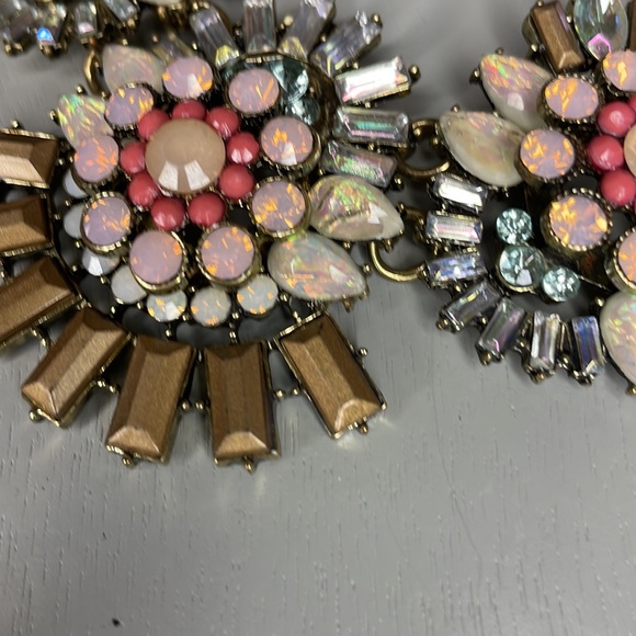 Gold tone statement necklace - Picture 3 of 5